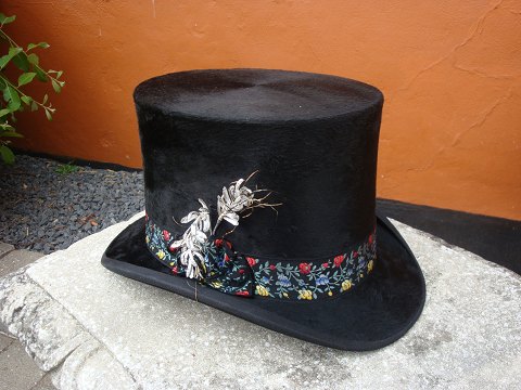 Top hat in original box from Copenhagen hats magazine, in  perfect condition. 
5000 m2 showroom.