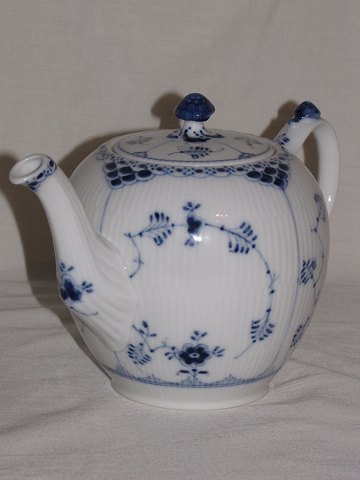 Blue Fluted
Half Lace
Tea pot
Royal Copenhagen