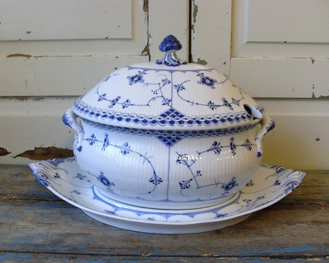 Royal Copenhagen Blue fluted half-lace large oval tureen with saucer no. 597/600