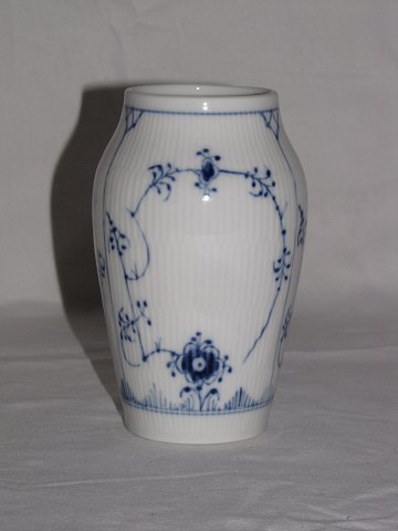 Blue Fluted Plain
Vase
Royal Copenhagen