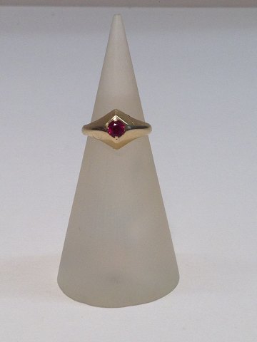 14k guldring m. rød safir. Str. 43