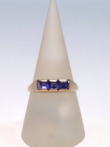 14k guldring m. lilla safirer. Str. 63