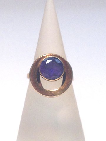 14k guldring m. lilla safir. Str. 54½