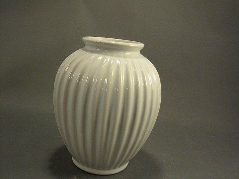 michael andersen vase, Rillet hvid vase af keramik