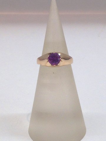 14k guldring m. lilla safir. Str. 47½