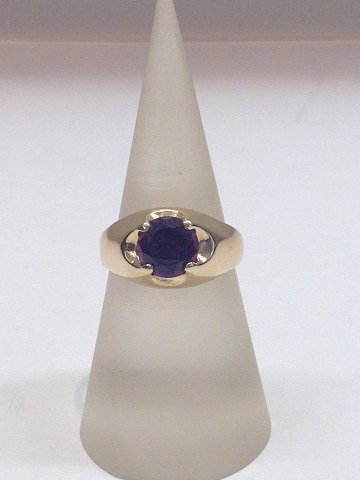 14k guldring m. lilla safir. Str. 58