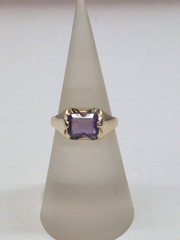 14k guldring m. lilla safir. Str. 54