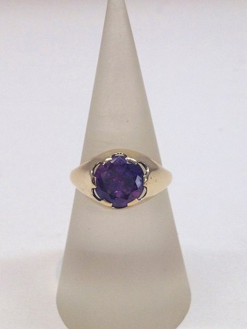 8k guldring m. lilla safir. Str. 57½