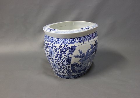 Large chineese porcelain flowerpot from around 1920.
5000m2 udstilling.
