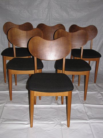 6 Stühle in Buche und Teak mit grauer Wolle.
