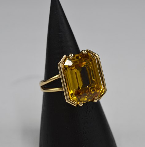 18k guldring m. gylden safir. Str. 53