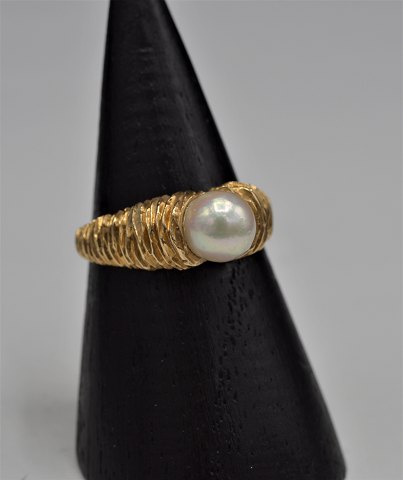 14k guldring m. kulturperle. Str. 55½