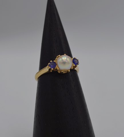 14k guldring m. perle og safirer. Str. 54,5