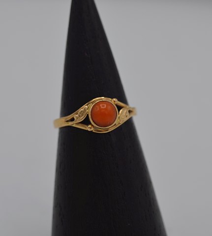 14k guldring m. koral. Str. 53,5