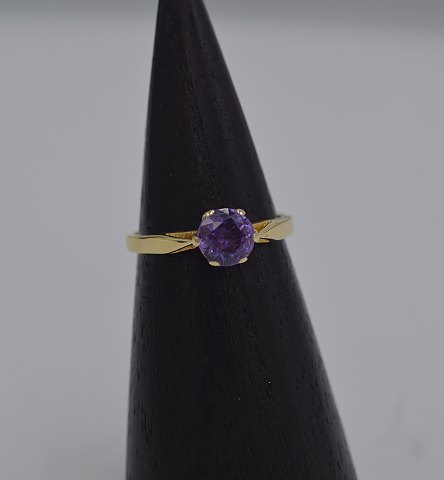 14k. guldring m. lilla safir. Str. 53,5