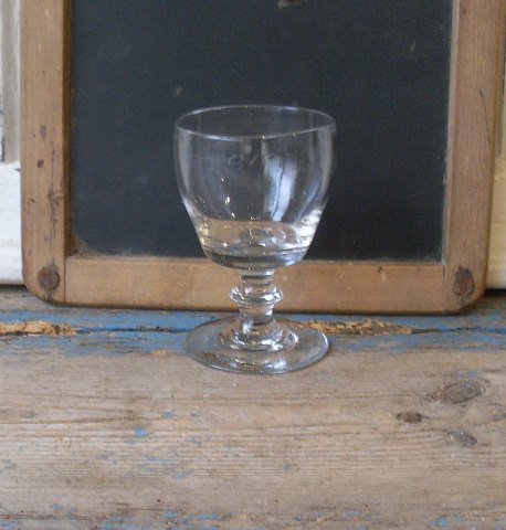 Tøndeformet glas med måleenhed 10cm.