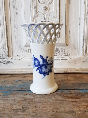 Royal Copenhagen Flettet Blå Blomst vase med gennembrudtkant no. 8235