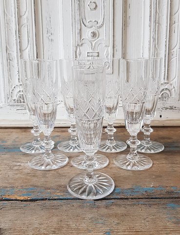 Set of 8 beautiful French champagne flutes in hand-cut crystal