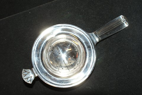 Tea strainer Lotus SilverW & S SørensenLength 13.5 cm.Diameter 7 cm.SOLD