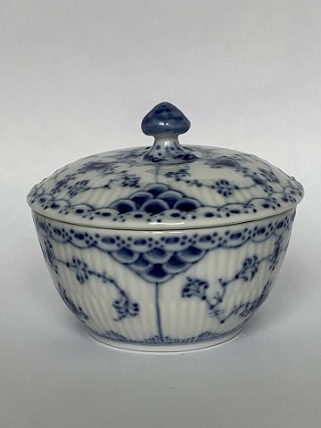 Blue Fluted
Half Lace
Bowl with lid
Royal Copenhagen