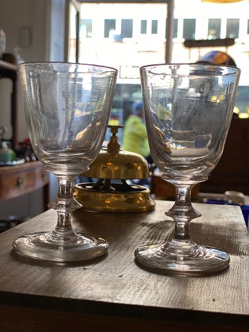 2 old Berlinoirs white wine glasses / Chr. VIII glass with smooth basin