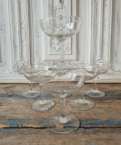 Set of 7 French champagne glass decorated with fine sandings