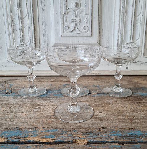 Set of 4 French champagne glass with beautiful sandings