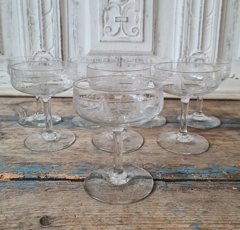 Set on 8 French champagne glass with beautiful decoration