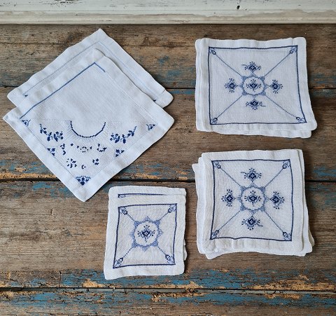 Set of 14 plate napkins in different sizes embroidered with blue fluted pattern