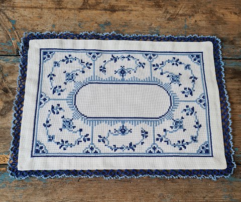 Tray napkin embroidered with blue fluted pattern 24 x 33 cm.