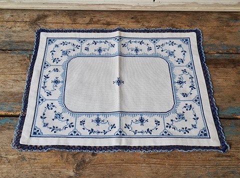 Tray napkin embroidered with blue fluted pattern