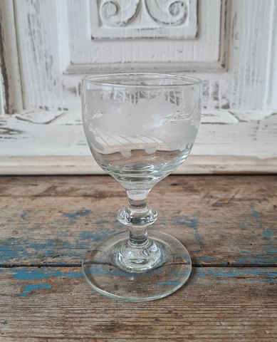 1800 tals vinglas Holmegaard Glasværk.
Vinglas på stilk med knap, dekoreret med matslebet egeløv med agern.
Højde 10,8 cm.
