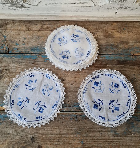 Set of 11 napkins embroidered with Blue Flower