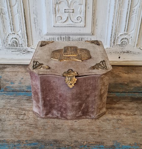 Lovely old collar box lined with purple velvet