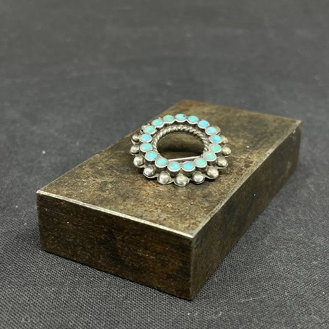 Round brooch with turquoise