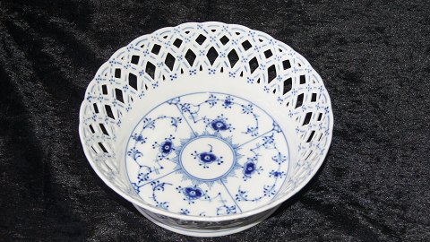 Royal Copenhagen Blue Fluted #Helblonde #Fruit basket round.
Produced between 1975-79
Decoration number 1 / # 1054
SOLD