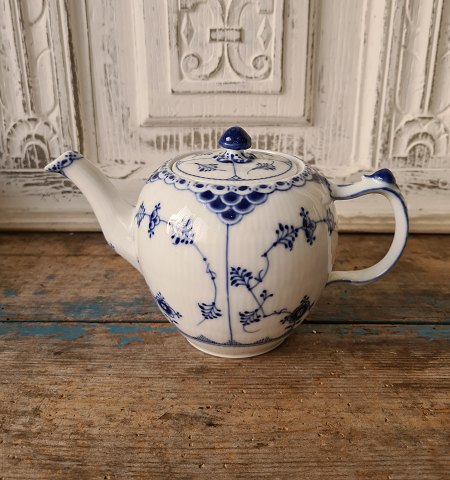 Royal Copenhagen Blue Fluted half-lace small teapot no. 610