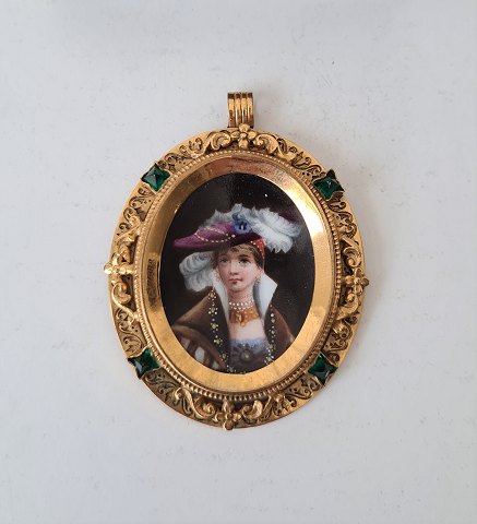 Victoriansk halssmykke, miniature portræt malet på porcelæn, fattet i forgyldt 
medaljon omkranset af smaragd grønne glassten ca 1850