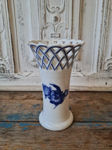 Royal Copenhagen Blå Blomst flettet vase med gennembrudt kant 
No. 8235