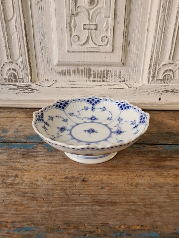 Royal Copenhagen Blue fluted half-lace bowl No. 511