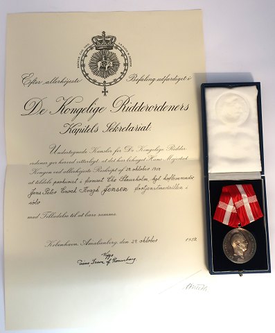 Fortjeneste medalje. Frederik lX i sølv. Diameter 38 mm. Original æske 
medfølger. Med papirer.