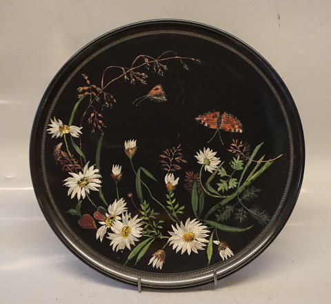 108 Bemalet fad eller platte 27 cm i sort terracotta Blomster og sommerfugle ca 
1890 P. Ipsens Enke