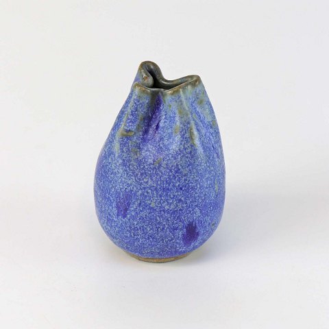 Miniature vase
blå stentøj
ruflet kant