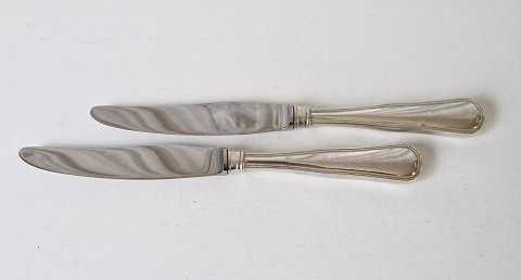 Dobbeltriflet middagskniv i sølv og stål 22,2 cm.