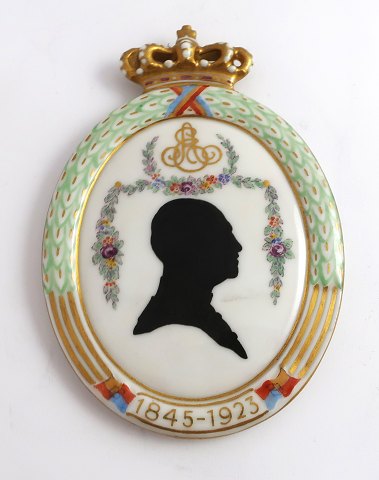 Königliches Kopenhagen. Silhouette-Platte. Prinz Ernst August. Herzog von 
Cumberland und Braunschweig. 1845-1923. Höhe 12,6 cm. (1 Wahl)