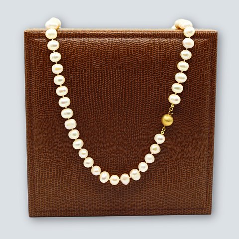 A pearl chain with 14k gold clasp, l. 62 cm.