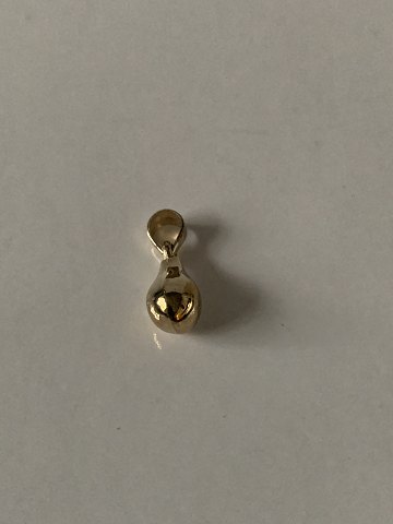 Charm i 8 karat guld som en dråbe. Ideel til armbånd eller halskæde.