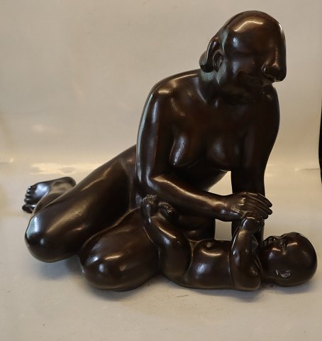 Stor Bronzefigur: Mor og baby  32 x 48 cm Johannes Hedegaard