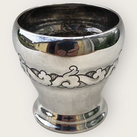 Silver vase
Art Nouveau ornamentation
DKK 1200