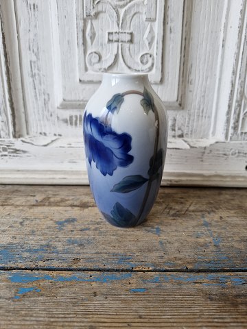 Royal Copenhagen lille vase dekoreret med blå blomst no. 1910/239